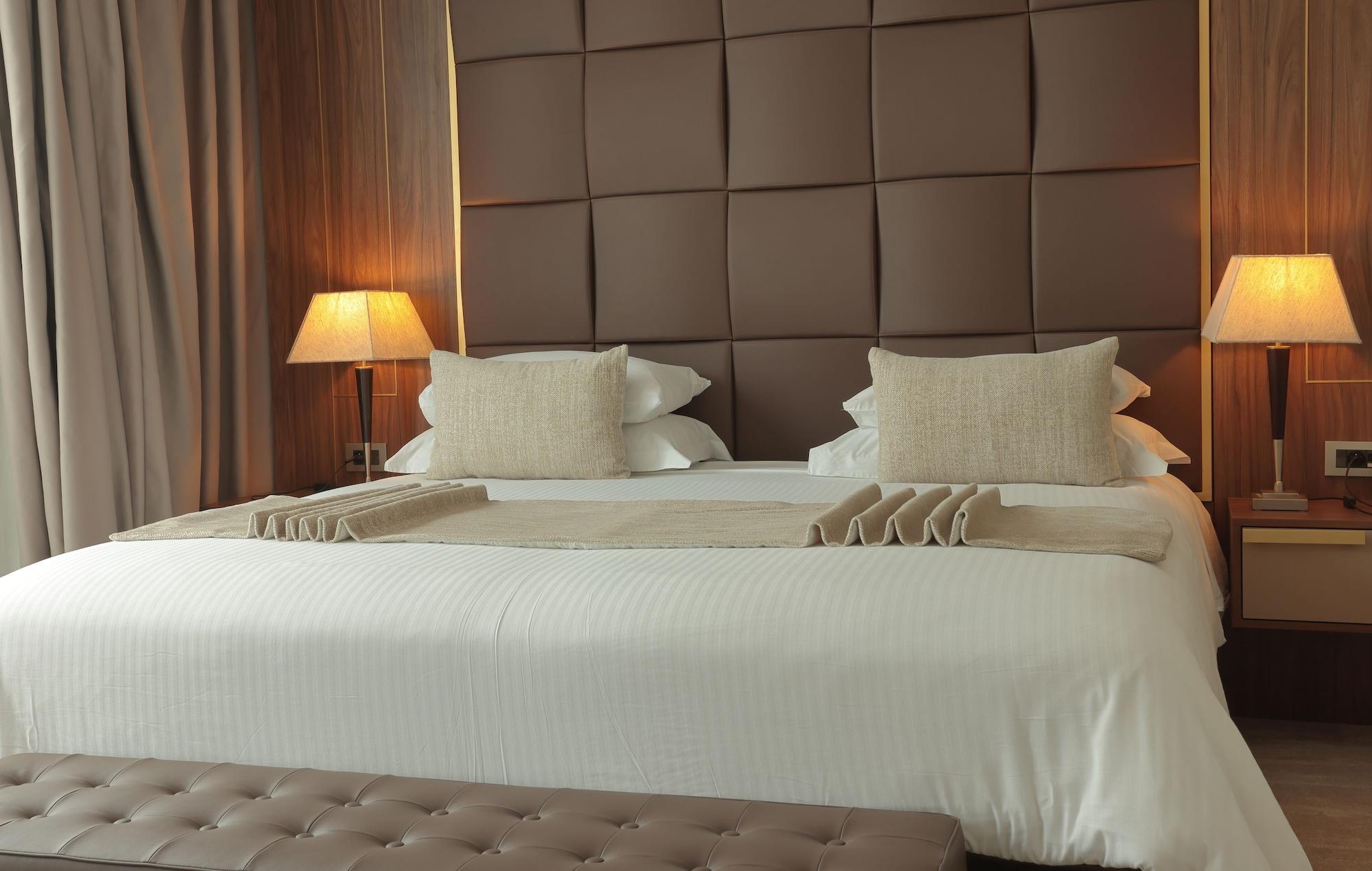 레 팔레세 단파 호텔 카사블랑카 외부 사진 A bed with a headboard