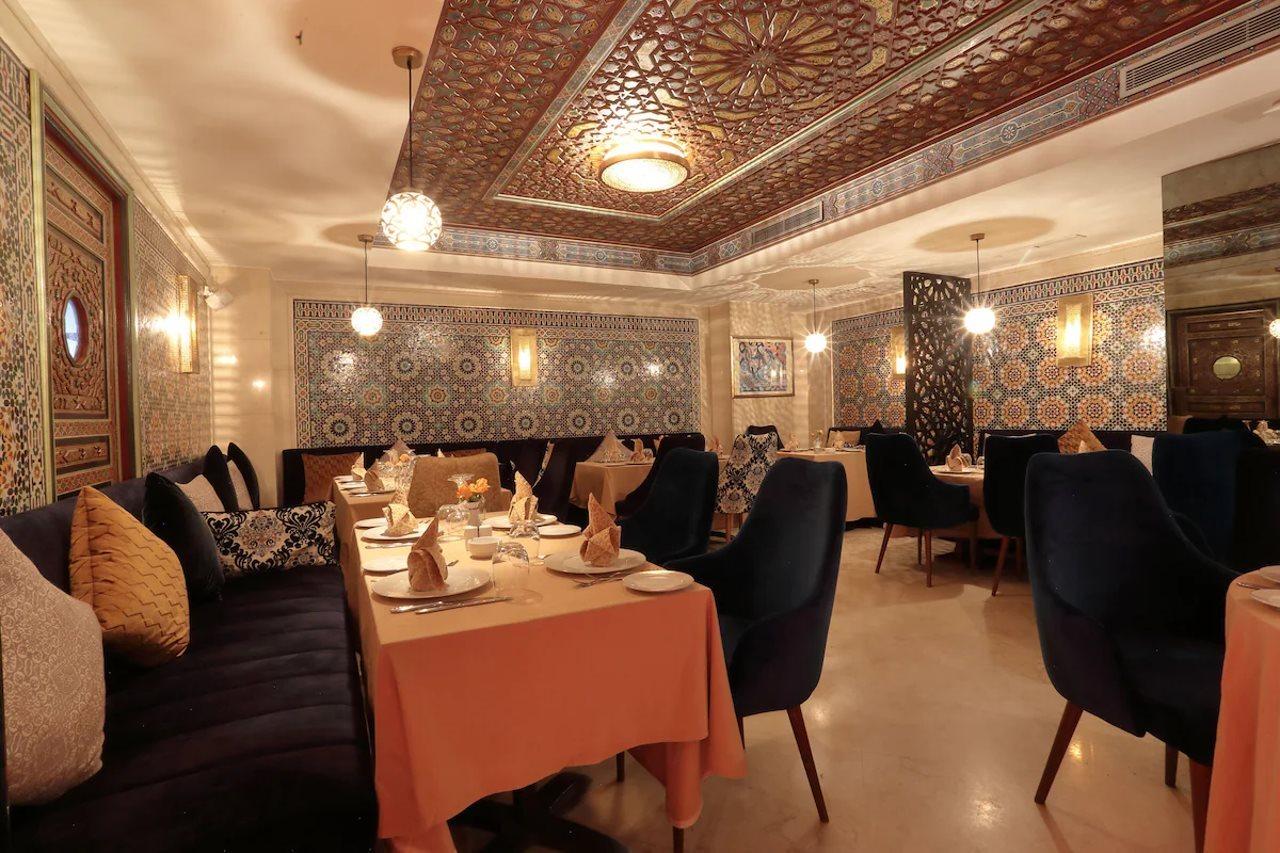 레 팔레세 단파 호텔 카사블랑카 외부 사진 The interior of a restaurant in Cairo, Egypt