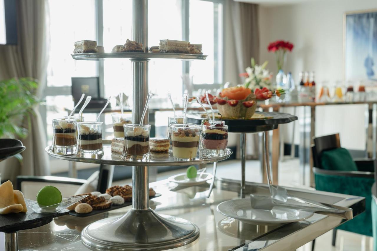 레 팔레세 단파 호텔 카사블랑카 외부 사진 A tiered stand with desserts