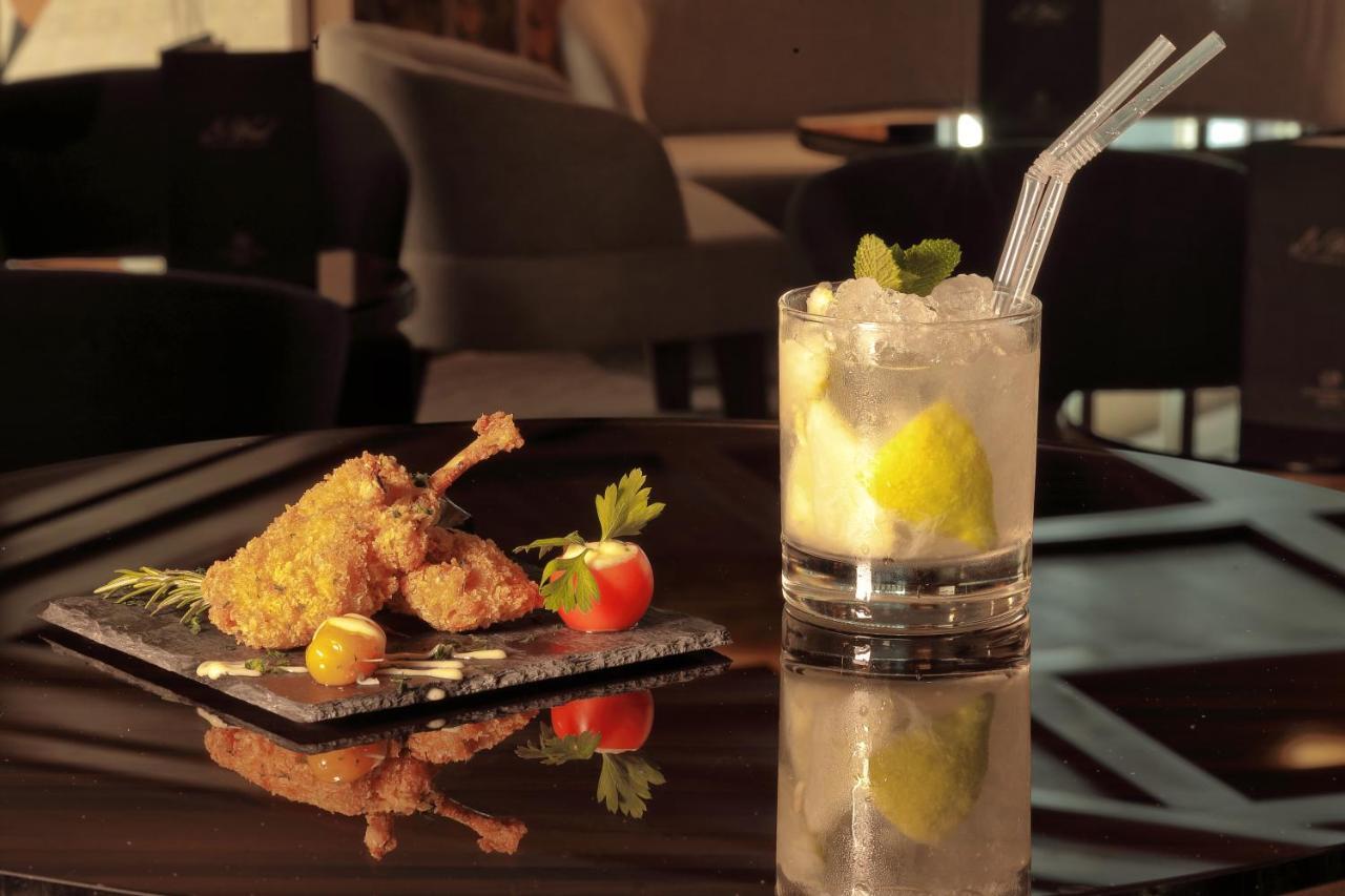 레 팔레세 단파 호텔 카사블랑카 외부 사진 A caipirinha cocktail