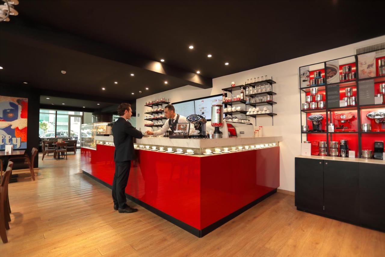 레 팔레세 단파 호텔 카사블랑카 외부 사진 The interior of a Nespresso boutique