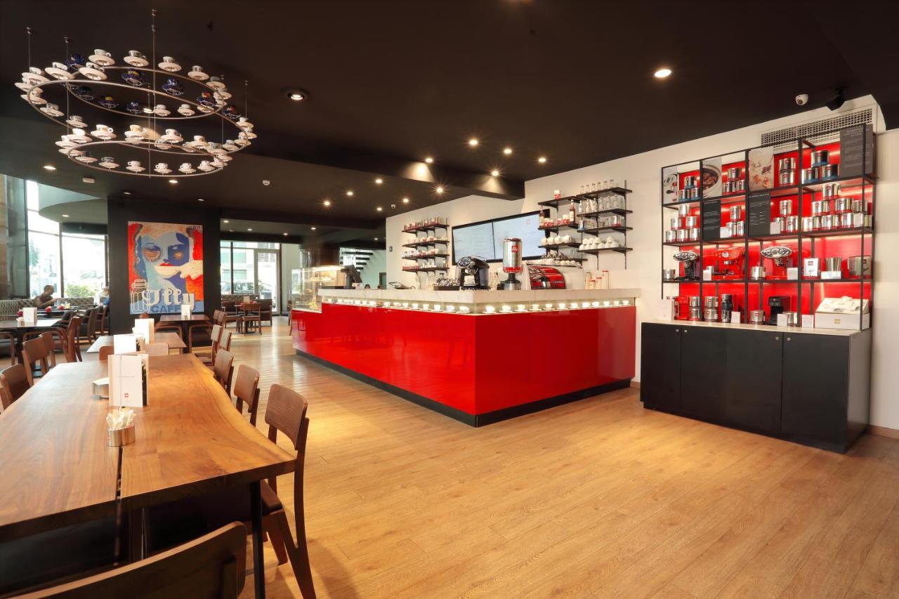 레 팔레세 단파 호텔 카사블랑카 외부 사진 The interior of a typical Starbucks Reserve store