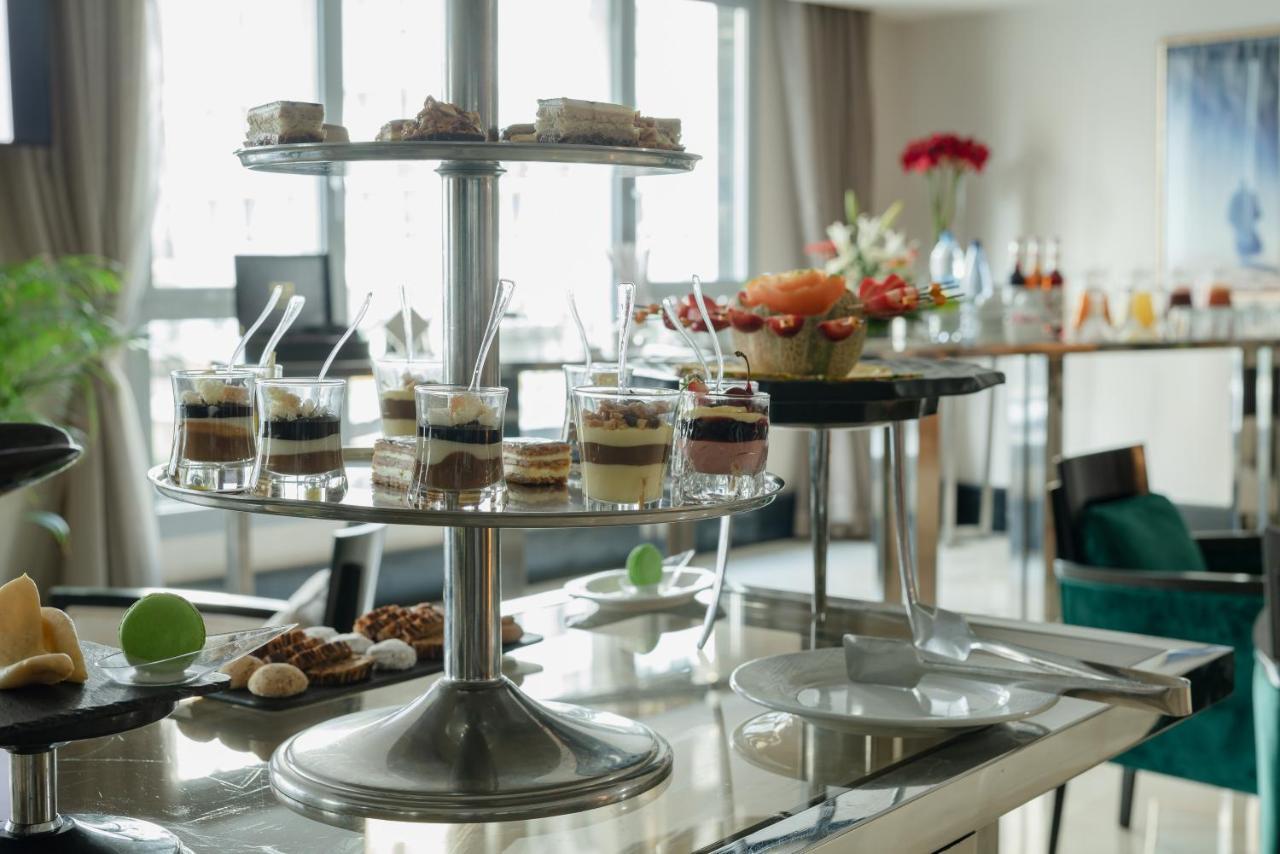 레 팔레세 단파 호텔 카사블랑카 외부 사진 A tiered stand with desserts